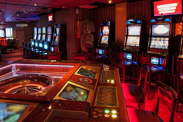 Gaple Online gameplay interface showing tiles and player positions on dominobet asia